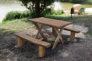 stolik nad stawem 1