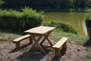 stolik nad stawem 2